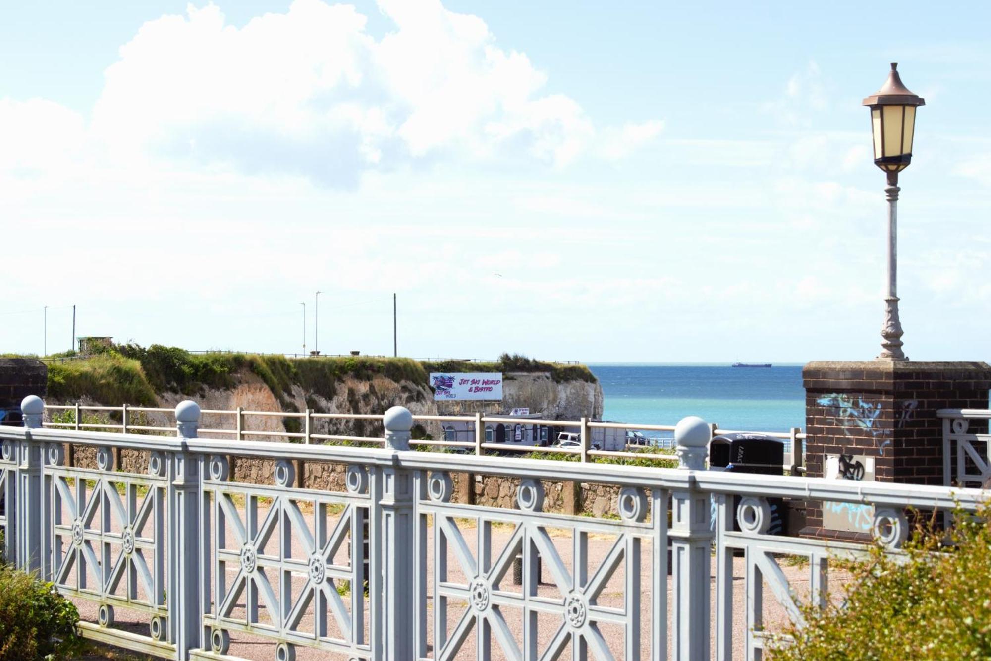 Family Seaside Oasis - Mins To